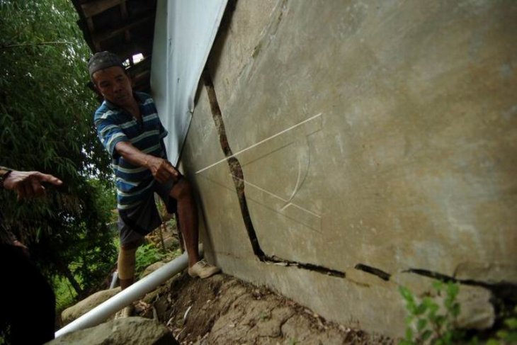 Tanah bergerak mengakibatkan longsor