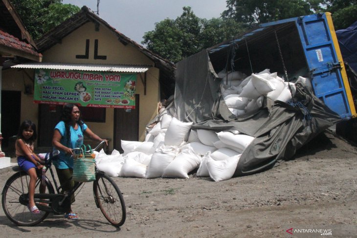 Truk tabrak warung di Kediri