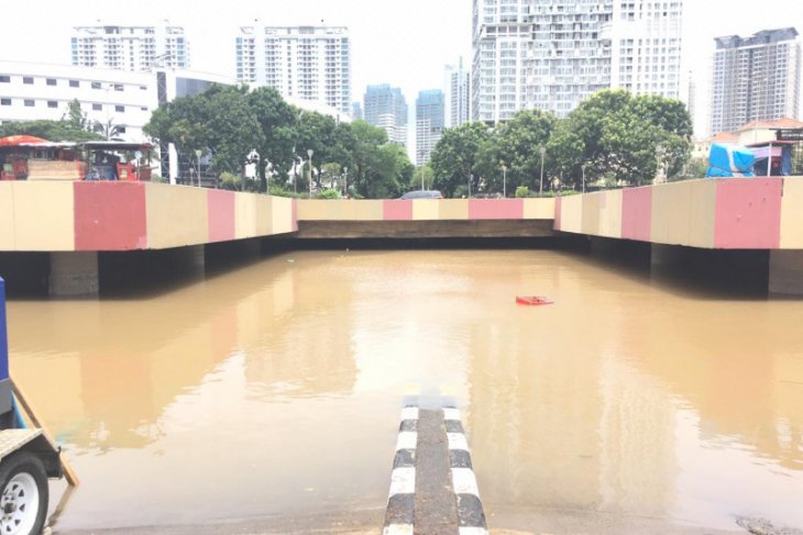 Terowongan Kemayoran Jakarta Pusat masih tertutup genangan air setinggi lima meter