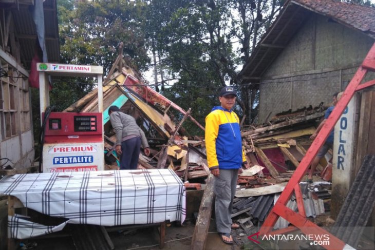 Akibat diguyur hujan deras, satu rumah warga di Garut roboh