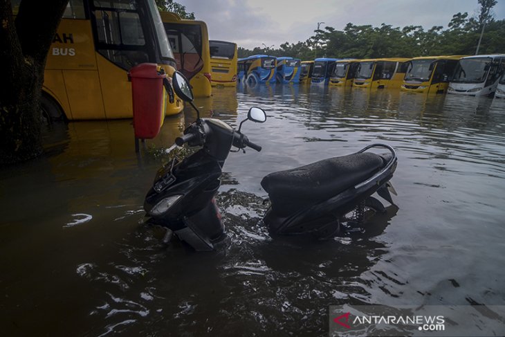 Bus sekolah dan TMB terendam banjir 