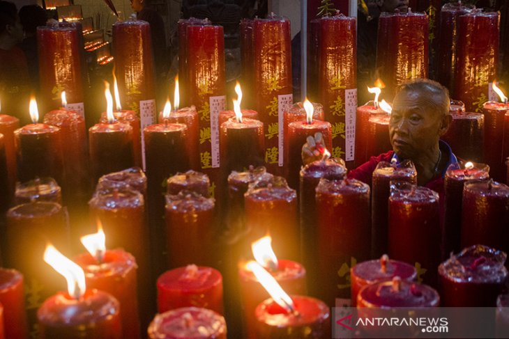 Sembahyang malam Imlek di Bandung 