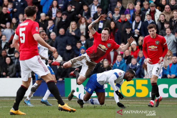 Twitter meminta maaf kepada bek MU, Phil Jones atas cuitan yang meledek