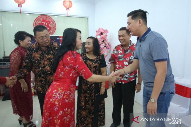 Bupati Landak penuhi undangan Imlek warga