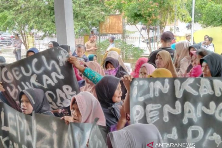 Warga Di Aceh Utara Unjuk Rasa Tuntut Penangguhan Penahanan Keuchik