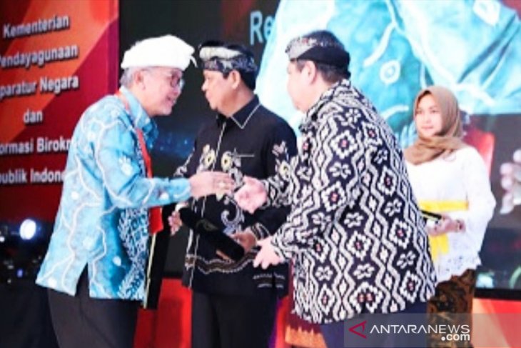 Bupati HST terima penghargaan SAKIP dari Menpan-RB di Bali