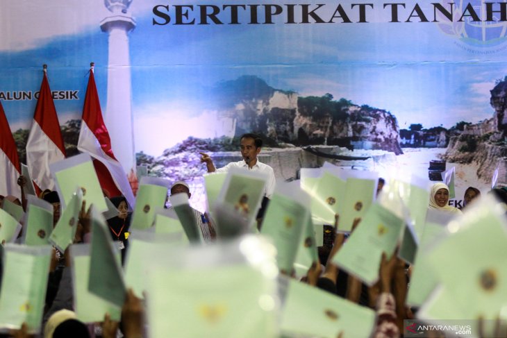 Penyerahan sertifikat tanah untuk rakyat