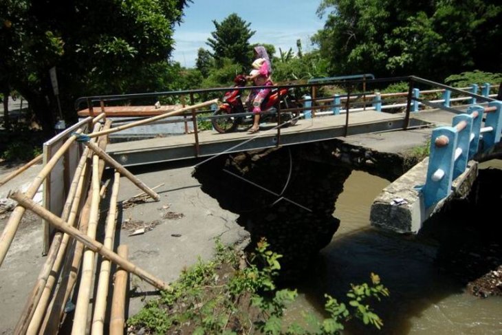 Melintasi jembatan rusak