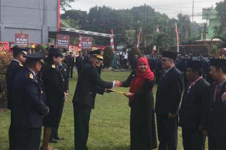 Bupati Masnah terima penghargaan pada Hari Bhakti Imigrasi