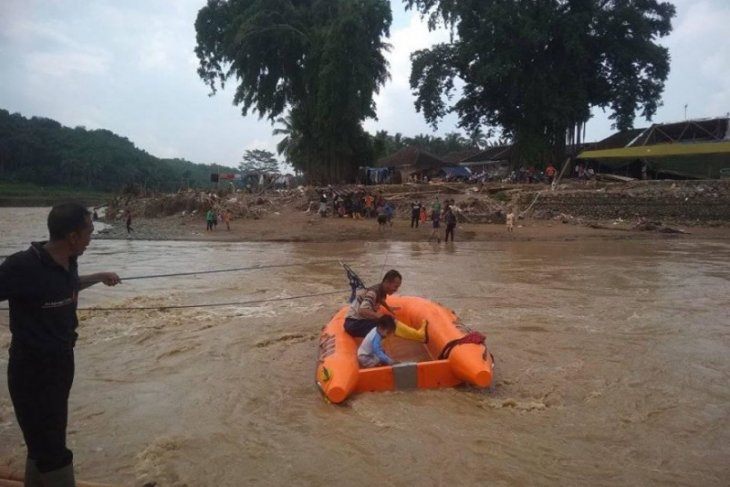 Jembatan gantung hanyut, Wwrga Lebak gunakan perahu karet
