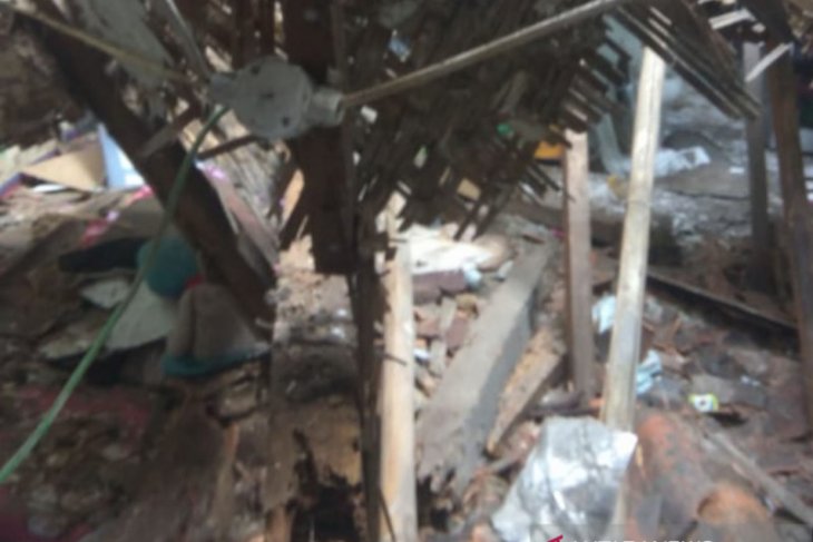 Satu keluarga di Bogor terluka akibat atap rumah runtuh
