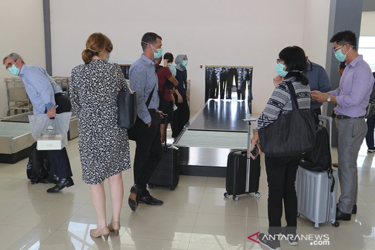 Pembagian masker di Bandara Wiriadinata 