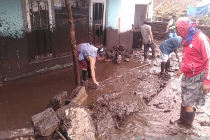 Banjir bandang di Bondowoso akibatkan dua warga terluka ...