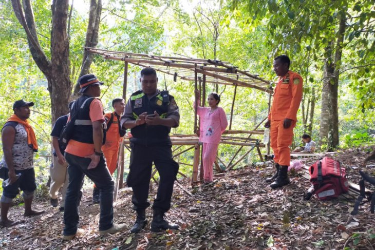 Basarnas pasangan suami-Istri hilang di hutan Tobona