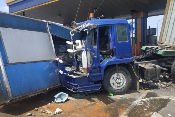 Rem blong, truk kontainer tabrak gardu tol Halim dan dua kendaraan lain