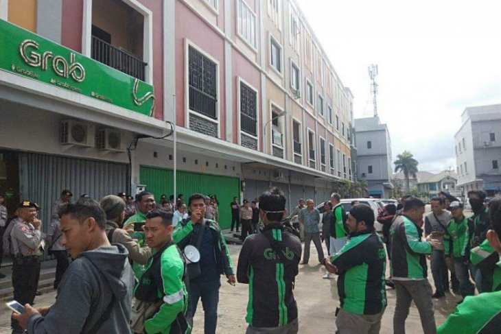 Ratusan joki Grab Bike Pontianak datangi Kantor Grab tuntut kejelasan akun