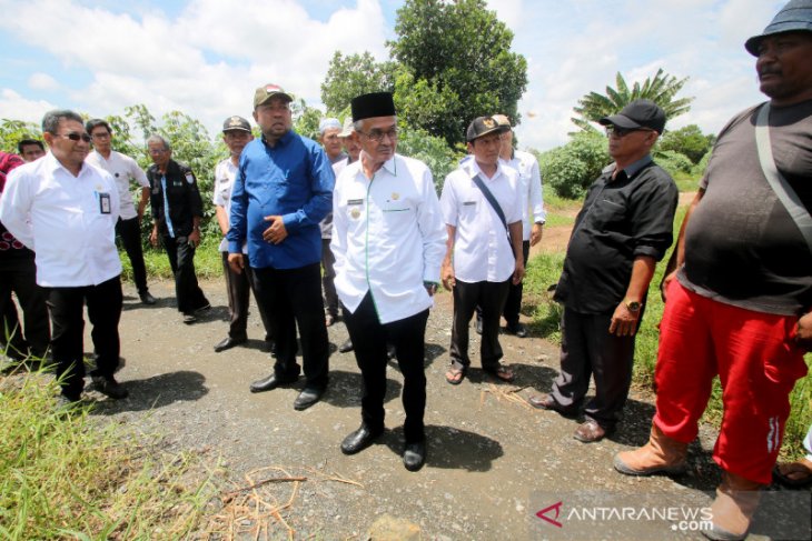 Bupati tinjau pembangunan jalan poros desa