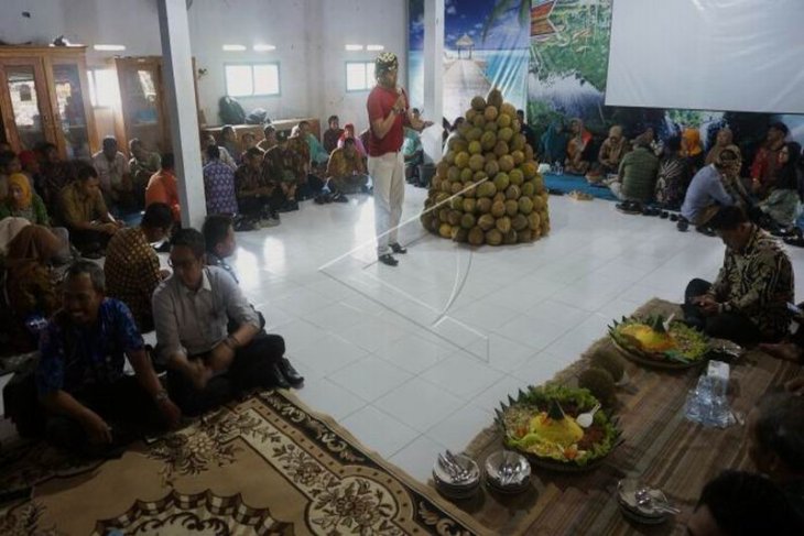 Kirab gunungan dan syukuran durian