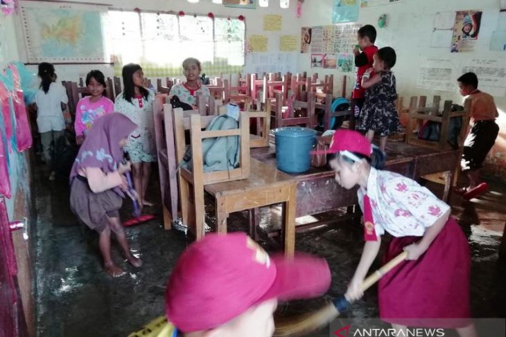 Korban banjir di Tapsel bersihkan material lumpur