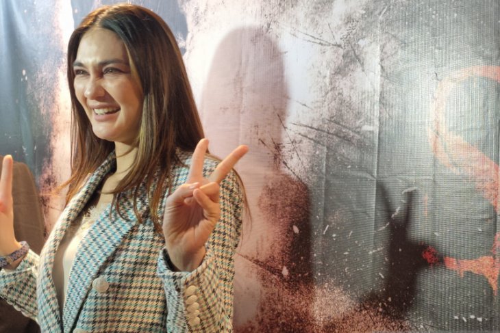 Aktris Luna Maya buat riasan prostetik di Rusia untuk