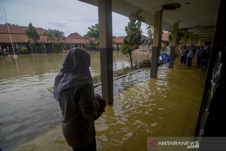 Sekolah terendam banjir 