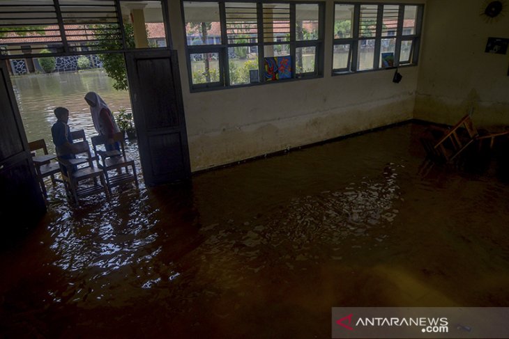 Sekolah terendam banjir 