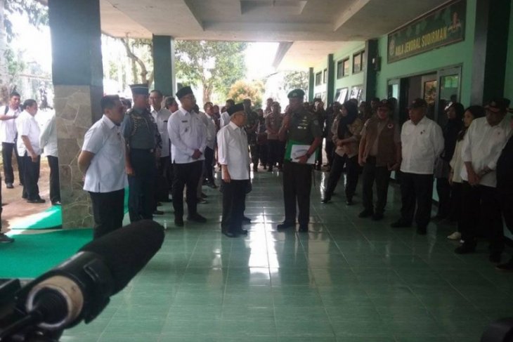 Ma'ruf Amin dispenses relief aid for Lebak flood victims
