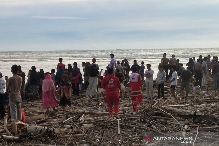 Warga pencari ikan hanyut di Muara Sungai Bengkulu