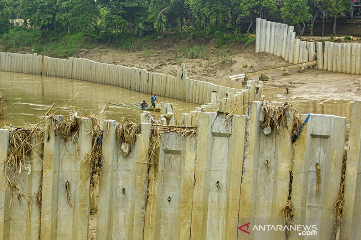 Dinding turap ilegal sungai Cibeet 