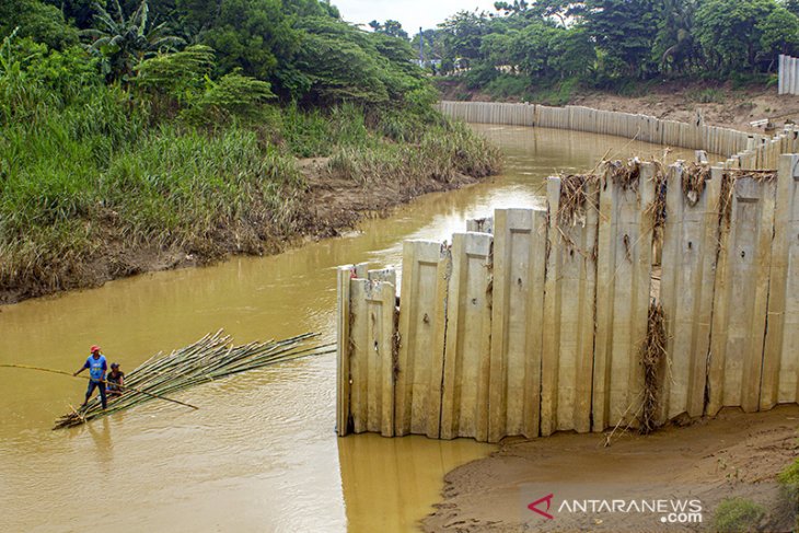 Dinding turap ilegal sungai Cibeet 