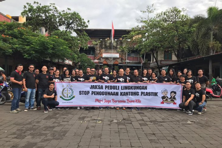 Kejaksaan Negeri Denpasar bagikan 1.000 kantong belanja di Pasar Kreneng
