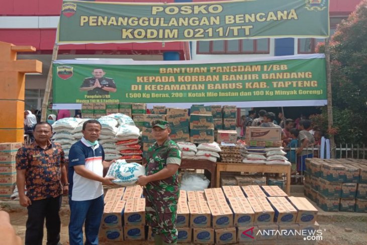 Dandim 0211/TT serahkan bantuan Pangdam I/BB untuk korban banjir di Tapteng