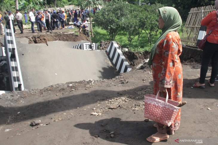 Jembatan ambrol di Malang