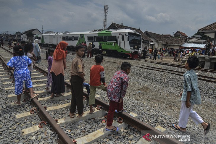 Uji coba perlintasan kereta api Cibatu - Garut 