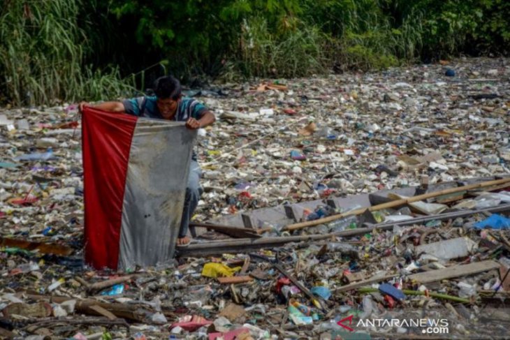 Sungai tertutup sampah