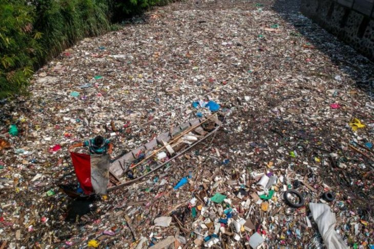 Sungai tertutup sampah