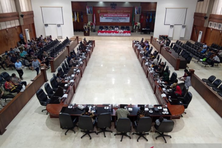 Wagub Barnabas serahkan 15 Raperda kepada DPRD Maluku