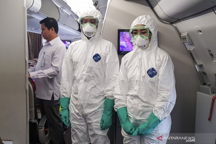 Petugas berpakaian pengaman  kesehatan sambut WNI dari Wuhan