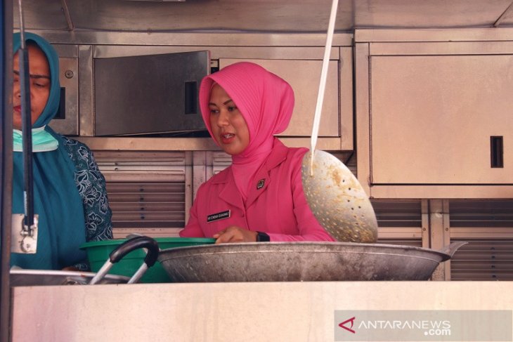 Ibu-ibu Bhayangkari turun ke dapur umum dan latih anak-anak korban banjir