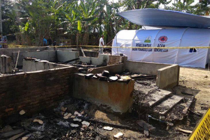 Dua rumah diamuk si