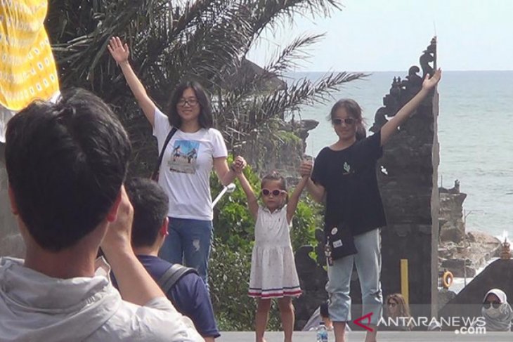 Virus corona tak pengaruhi wisatawan China kunjungi Tanah Lot (video)