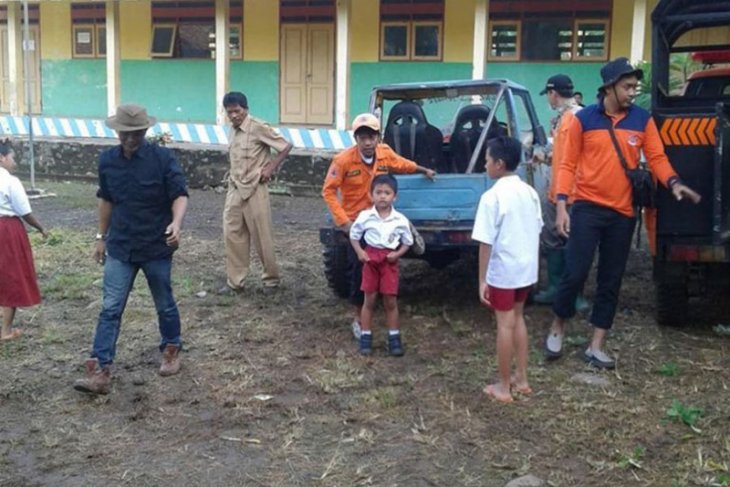 Akses jalan terputus, BPBD Jember antar-jemput siswa korban banjir bandang ke sekolah