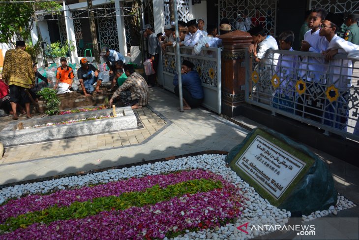 Pengasuh Pesantren Tebuireng Gus Sholah wafat