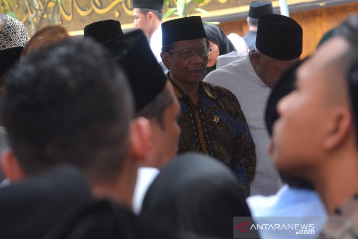 Mahfud MD hadiri pemakaman Gus Sholah