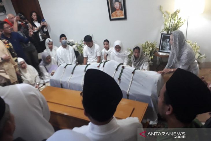 Kesaksian Hidayat Nur Wahid: Bibir jenazah Gus Sholah tersenyum