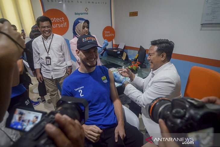 Pemberian vaksin untuk pesepak bola Persib Bandung 