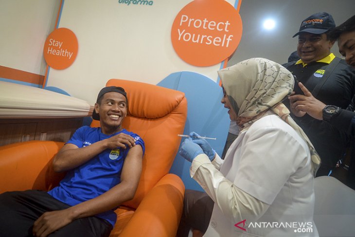 Pemberian vaksin untuk pesepak bola Persib Bandung 