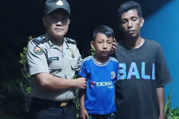 Main HP saat turun kapal, bocah ini jatuh ke laut, berhasil diselamatkan oleh polisi