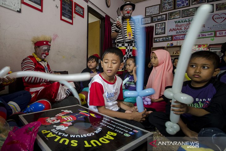 Hiburan badut untuk pengidap kanker 