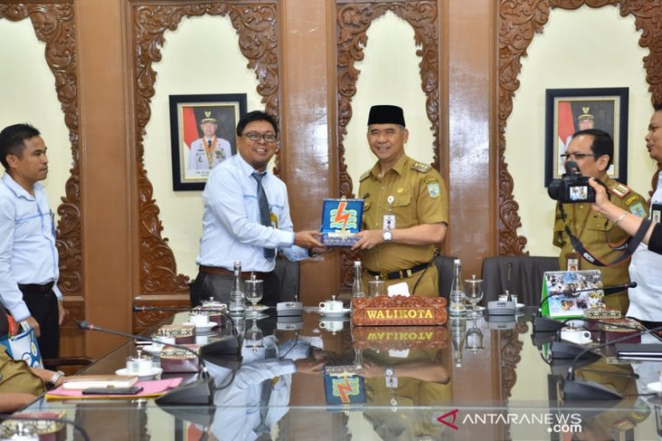 Wali Kota Jambi terima penghargaan dari PLN